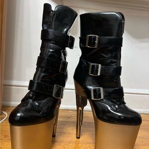 Black and silver revolver Platform Buckle Boots